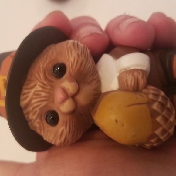 Vintage Hallmark Thanksgiving Pilgrim Chipmunk Salt & Pepper Set - Picture 5 of 8